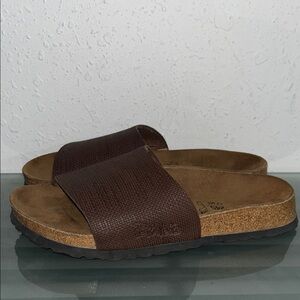 Birki’s leather slides
Women’s 7